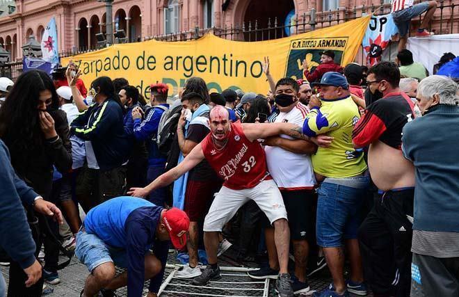 Đám tang huyền thoại bóng đá Diego Maradona: Tiếc thương hóa bạo động-4