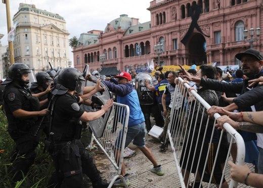 Đám tang huyền thoại bóng đá Diego Maradona: Tiếc thương hóa bạo động-6