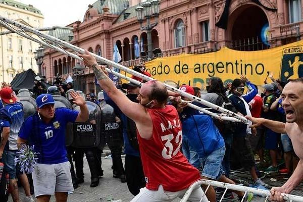 Video: Bài hát tôn vinh huyền thoại Maradona gây xúc động-1