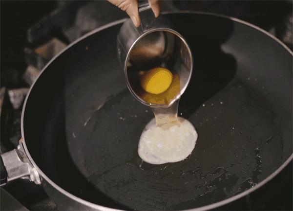 Thêm một bước trước khi làm trứng ốp la, trứng luôn tròn mà không bị dính chảo-2