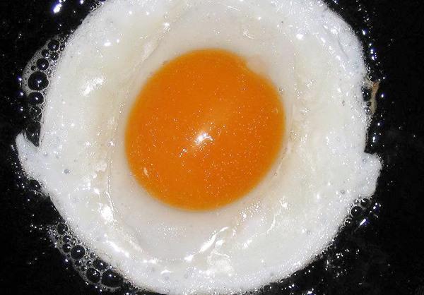 Thêm một bước trước khi làm trứng ốp la, trứng luôn tròn mà không bị dính chảo-3