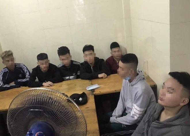 Hàng loạt thanh niên truy sát nhau: Rợn người trước loạt hung khí sắc bén-2