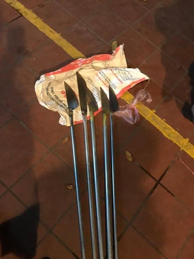 Hàng loạt thanh niên truy sát nhau: Rợn người trước loạt hung khí sắc bén-1