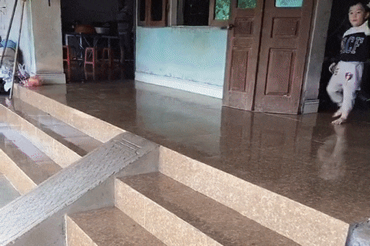 Cha mẹ đã ly hôn, hai anh em mừng rỡ khi được gặp nhau-1