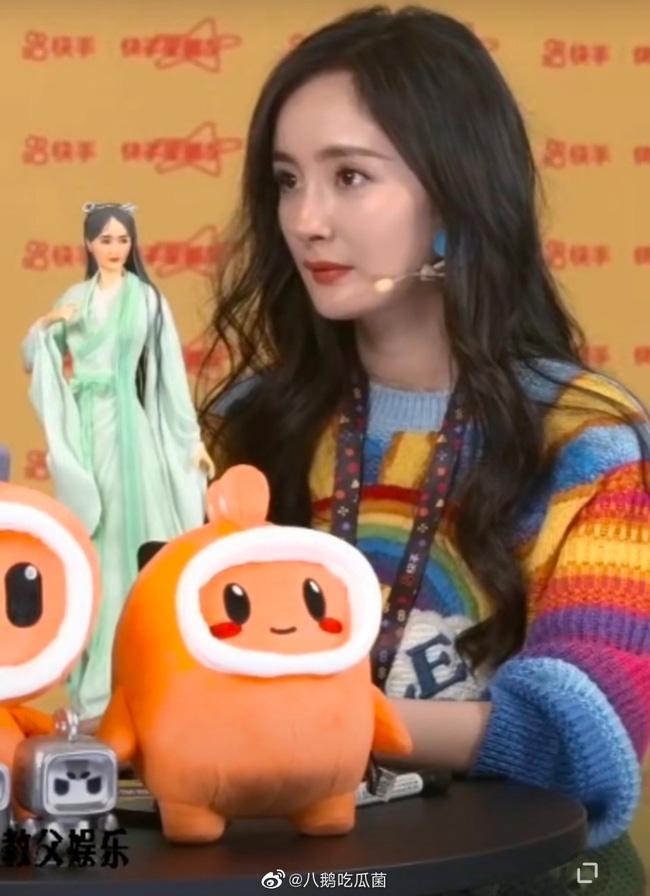 Lộ nhan sắc thật trong loạt hình người qua đường chụp, Dương Mịch gây bất ngờ vì gương mặt như già đi 10 tuổi-8