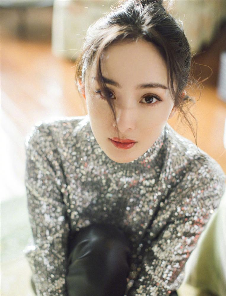 Lộ nhan sắc thật trong loạt hình người qua đường chụp, Dương Mịch gây bất ngờ vì gương mặt như già đi 10 tuổi-6