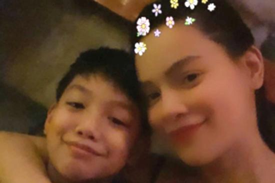 Chụp hình cùng Subeo nhưng làn da không dấu hiệu lão hóa của bà mẹ U40 Hồ Ngọc Hà mới gây chú ý