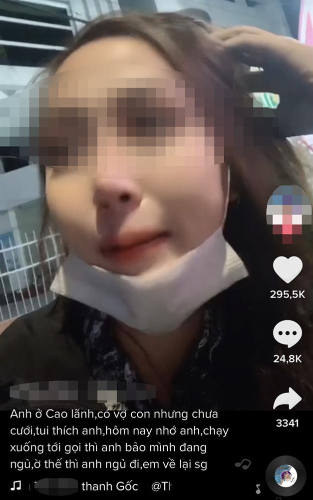 Ngán ngẩm nhìn cảnh tiểu tam khóc thút thít bên vỉa hè vì theo đuổi trai sắp cưới vợ không thành-1