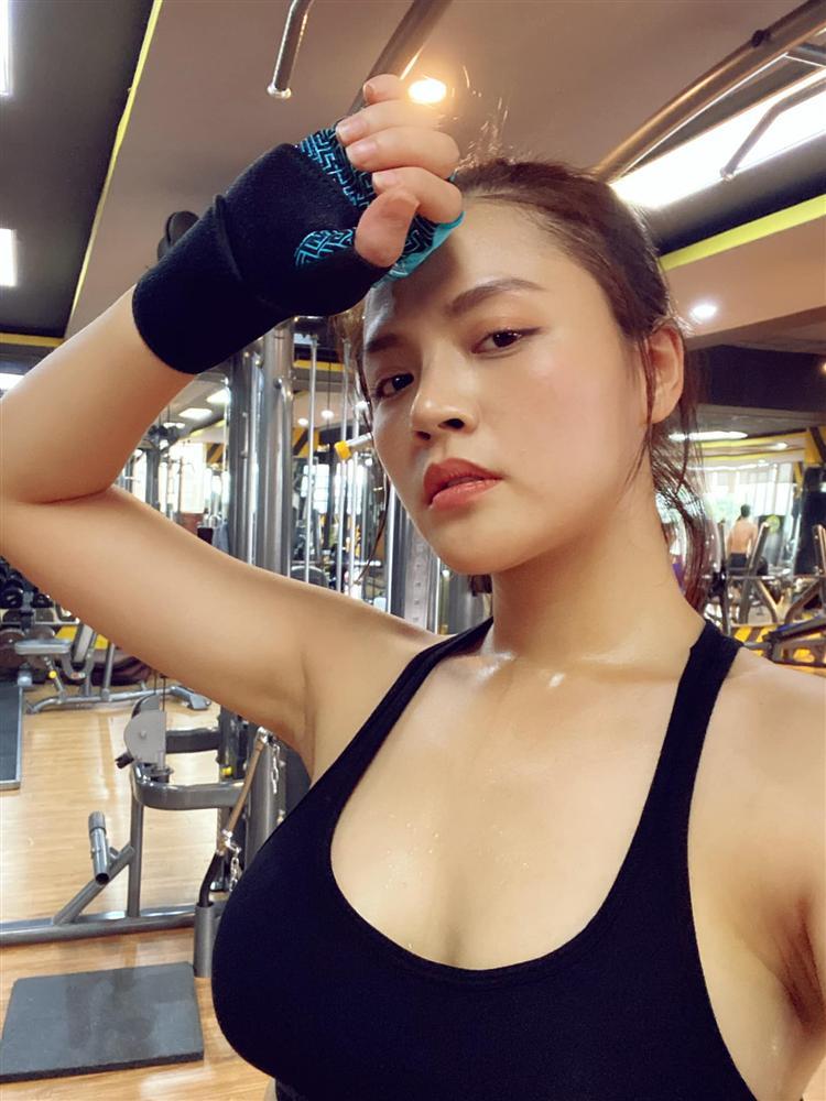 Thu Quỳnh đăng ảnh tập gym, dân mạng hốt với vòng 1 ngang ngửa Ngân 98-1