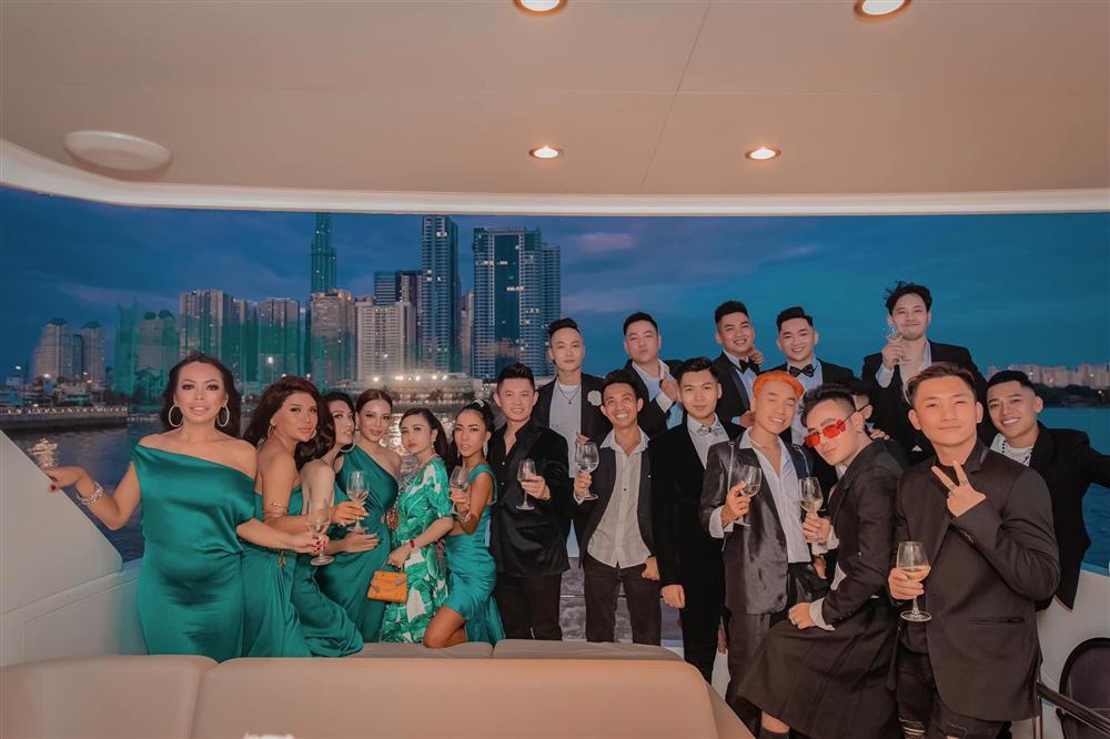 Choáng ngợp màn cầu hôn trên du thuyền triệu đô ở TP. HCM, nhẫn kim cương cũng giá tiền tỷ-6