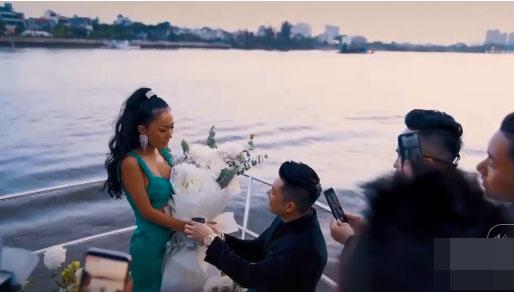 Choáng ngợp màn cầu hôn trên du thuyền triệu đô ở TP. HCM, nhẫn kim cương cũng giá tiền tỷ-2