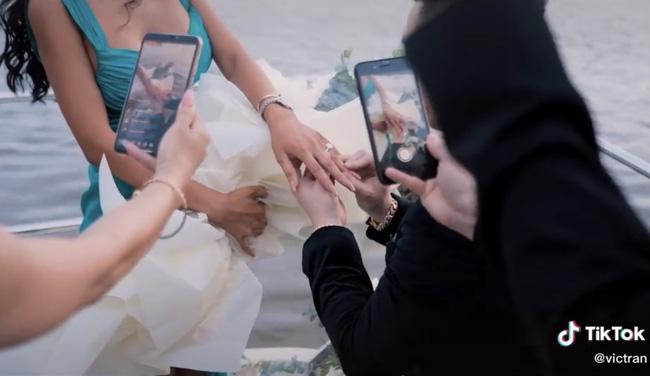 Choáng ngợp màn cầu hôn trên du thuyền triệu đô ở TP. HCM, nhẫn kim cương cũng giá tiền tỷ-3