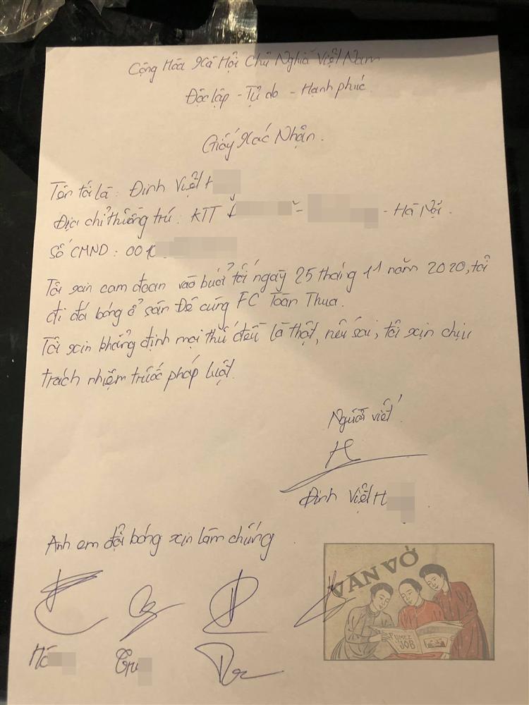 Bị vợ quạt tơi tả vì đi đá bóng về muộn, chồng nhờ nguyên team viết đơn làm bằng chứng thép-1