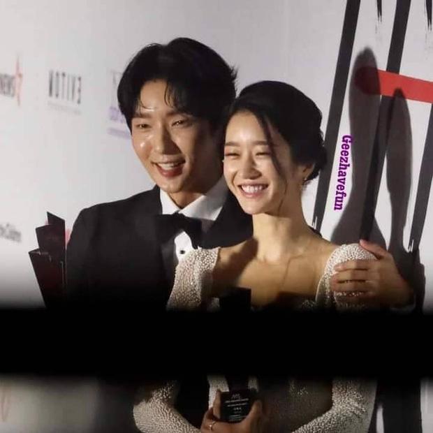 Seo Ye Ji tình tứ bên Lee Jun Ki, Kim Soo Hyun lẻ bóng trên thảm đỏ-2