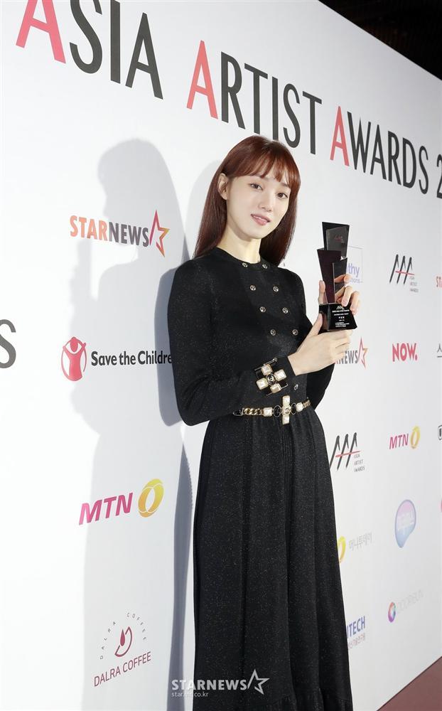 Seo Ye Ji tình tứ bên Lee Jun Ki, Kim Soo Hyun lẻ bóng trên thảm đỏ-11