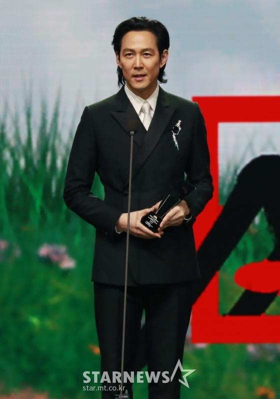 Seo Ye Ji tình tứ bên Lee Jun Ki, Kim Soo Hyun lẻ bóng trên thảm đỏ-12