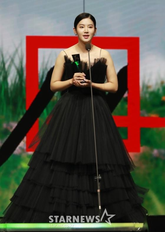 Seo Ye Ji tình tứ bên Lee Jun Ki, Kim Soo Hyun lẻ bóng trên thảm đỏ-13