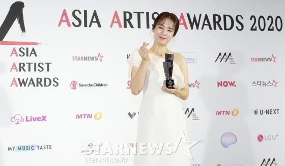 Seo Ye Ji tình tứ bên Lee Jun Ki, Kim Soo Hyun lẻ bóng trên thảm đỏ-14