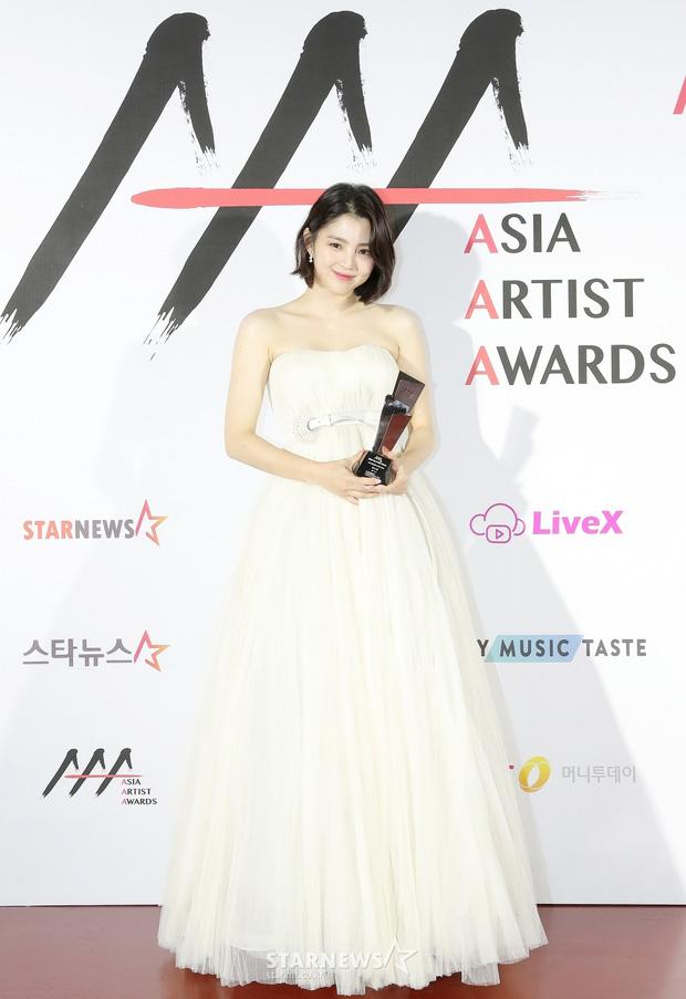 Seo Ye Ji tình tứ bên Lee Jun Ki, Kim Soo Hyun lẻ bóng trên thảm đỏ-7