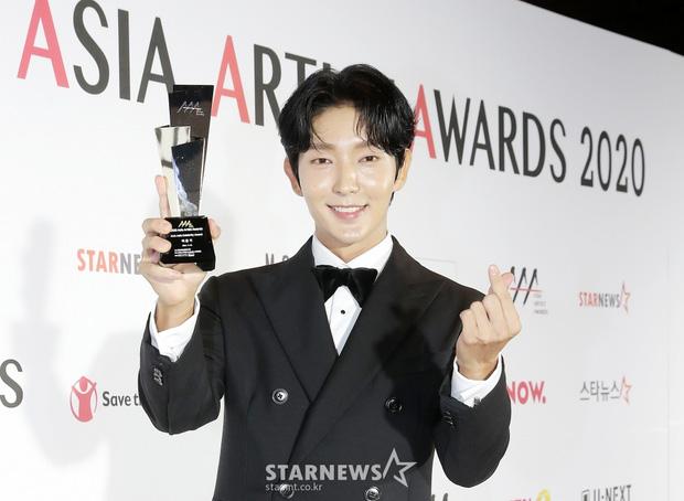 Seo Ye Ji tình tứ bên Lee Jun Ki, Kim Soo Hyun lẻ bóng trên thảm đỏ-3