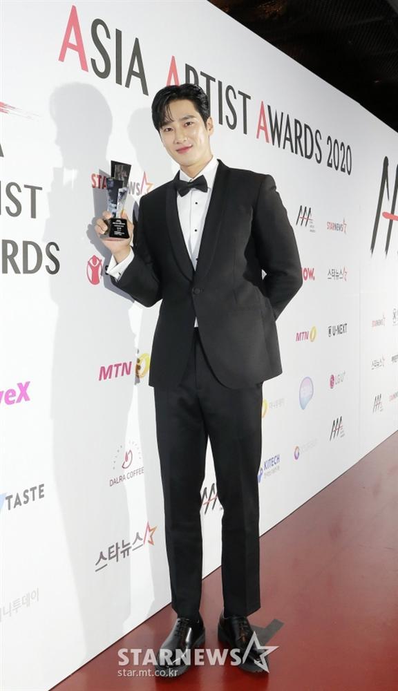 Seo Ye Ji tình tứ bên Lee Jun Ki, Kim Soo Hyun lẻ bóng trên thảm đỏ-10