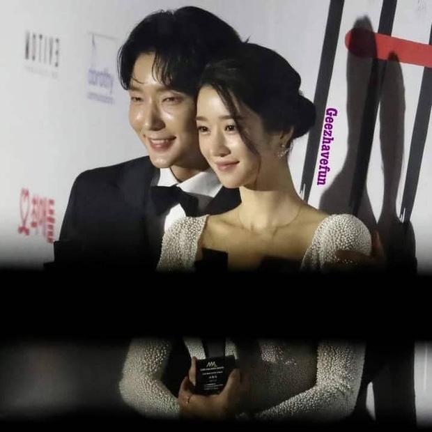 Seo Ye Ji tình tứ bên Lee Jun Ki, Kim Soo Hyun lẻ bóng trên thảm đỏ-1