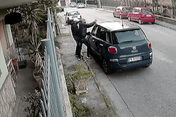 Clip: Trộm xe ô tô chỉ trong 30 giây