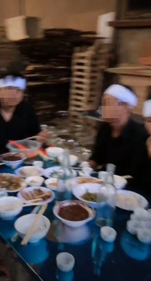 Tranh cãi clip cười đùa vui vẻ trong đám tang người thân, chính chủ cho biết: Cụ tôi 102 tuổi nên con cháu cười-2