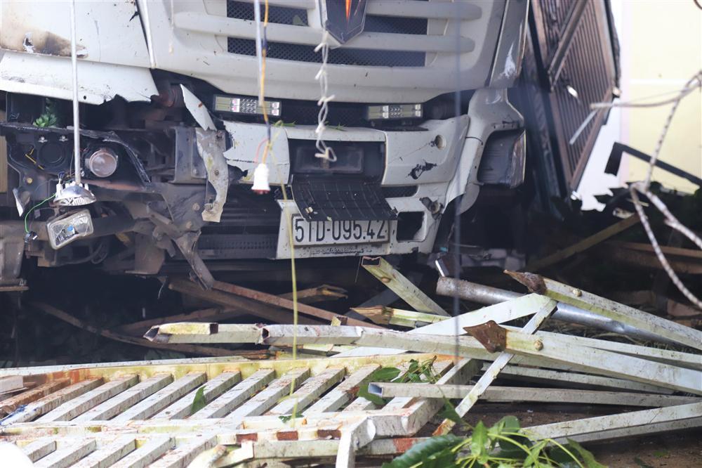 Xe bồn chở gas lao vào nhiều nhà dân trên Quốc lộ 20, gây cảnh tượng kinh hoàng-3