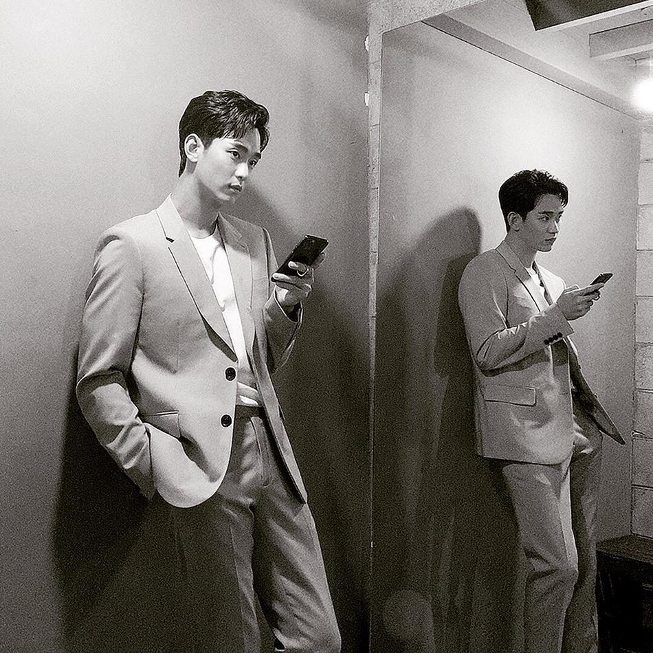 Style sao Hàn tuần qua: G-Dragon râu ria xồm xoàm, Lisa diện set đồ trăm triệu-3