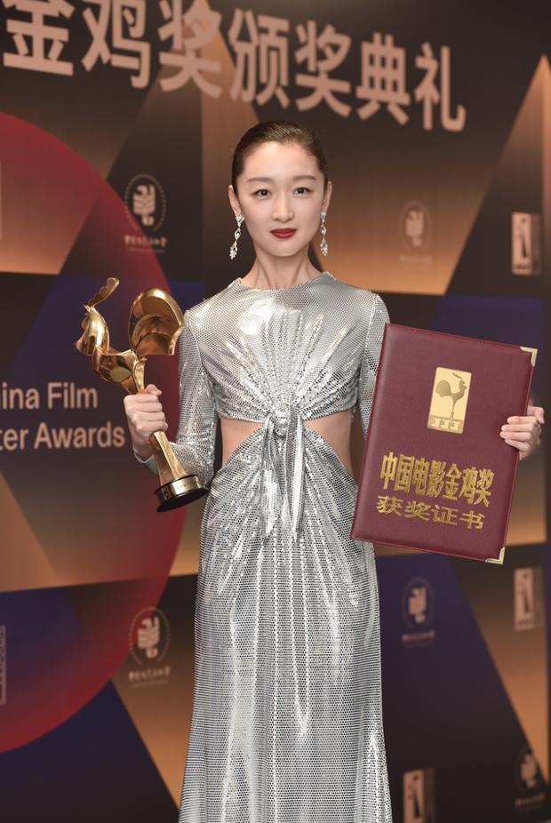 Làm Tam Kim Ảnh hậu nhưng Châu Đông Vũ lại ở bét bảng phong cách, bộ đồ mới đây là minh chứng rõ nhất-2