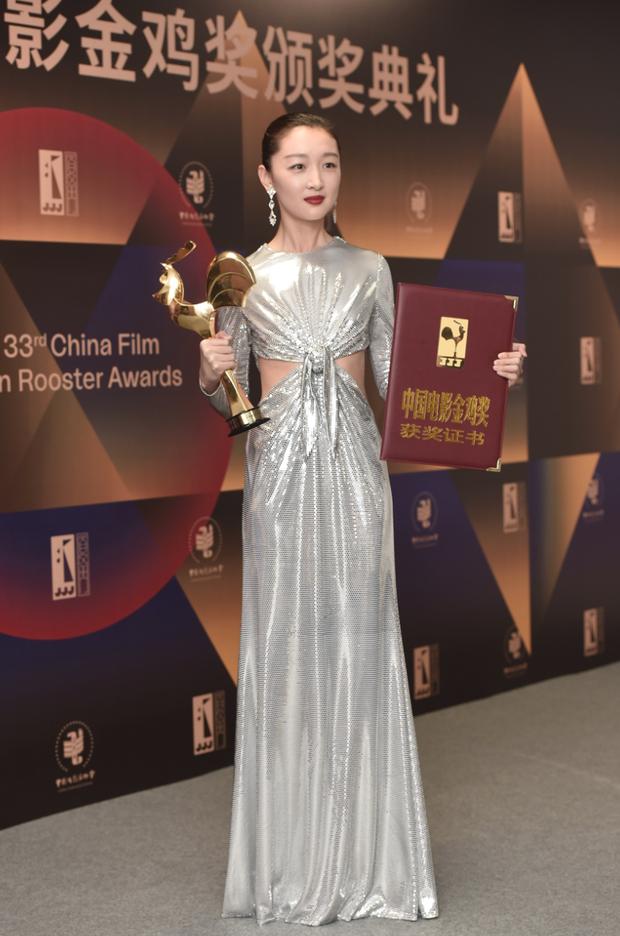 Làm Tam Kim Ảnh hậu nhưng Châu Đông Vũ lại ở bét bảng phong cách, bộ đồ mới đây là minh chứng rõ nhất-3