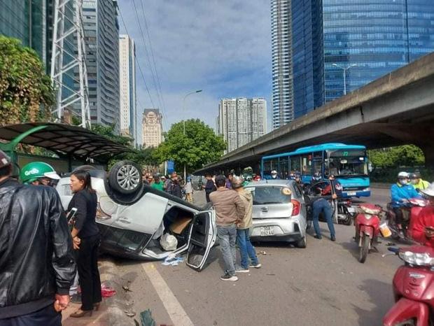 Hà Nội: Sau khi gây tai nạn liên hoàn khiến 3 người bị thương, xế hộp phơi bụng trên đường-1