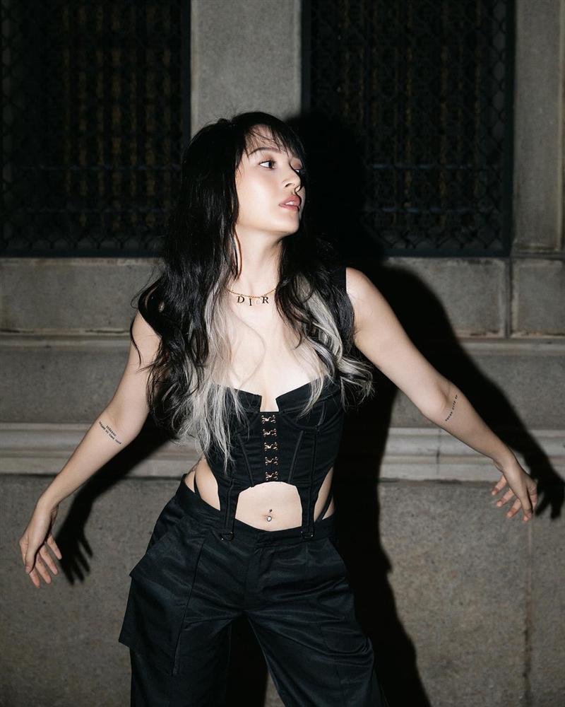 Bảo Anh diện áo tắm ngồi trước biển nhưng chi tiết này hơi sai nha-4