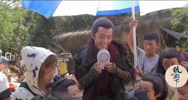 Tiêu Chiến làm bảo mẫu ân cần chăm sóc trẻ nhỏ ở hậu trường Lang Điện Hạ-1