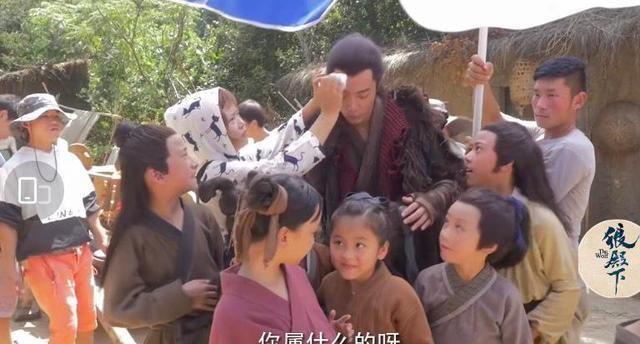 Tiêu Chiến làm bảo mẫu ân cần chăm sóc trẻ nhỏ ở hậu trường Lang Điện Hạ-2