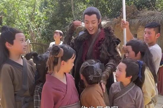 Tiêu Chiến làm 'bảo mẫu' ân cần chăm sóc trẻ nhỏ ở hậu trường 'Lang Điện Hạ'