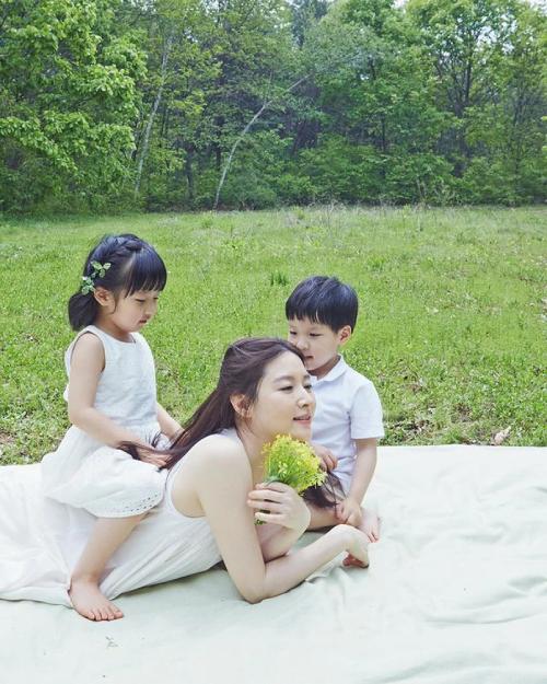 Lee Young Ae chia sẻ ảnh con thời nhỏ-1