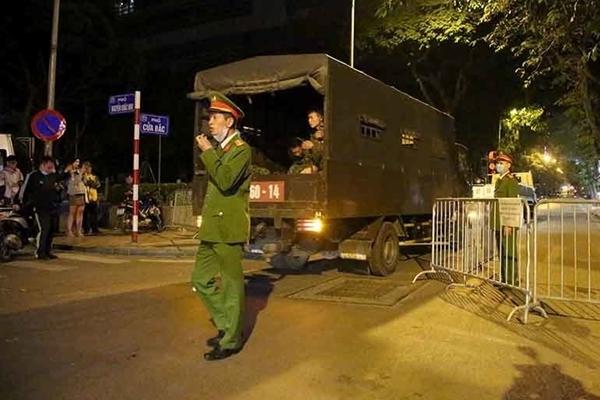 Đào móng xây nhà, người dân tá hỏa phát hiện số lượng khủng bom mìn, lựu đạn-3