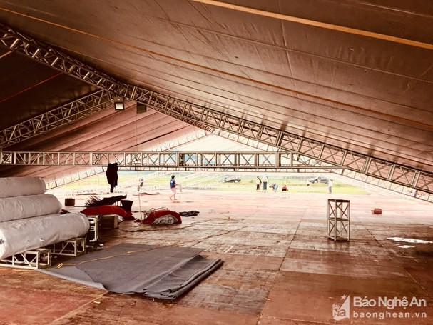 Bố Công Phượng giản dị ra giám sát thi công rạp đám cưới-2