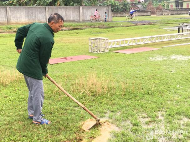 Bố Công Phượng giản dị ra giám sát thi công rạp đám cưới-1