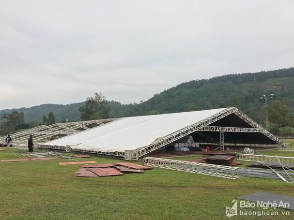 Bố Công Phượng giản dị ra giám sát thi công rạp đám cưới-3