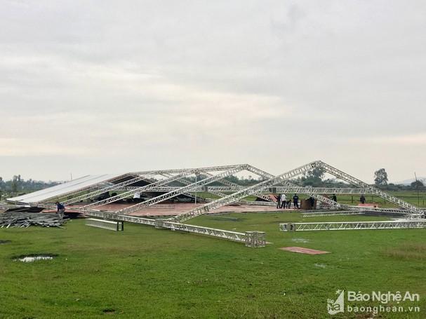 Bố Công Phượng giản dị ra giám sát thi công rạp đám cưới-4