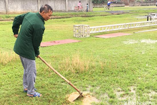 Bố Công Phượng giản dị ra giám sát thi công rạp đám cưới