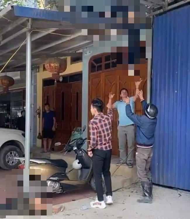 Kinh hoàng khoảnh khắc ô tô lao như tên bắn, tông văng cậu bé lên mái nhà, 2 bố con tử vong-2