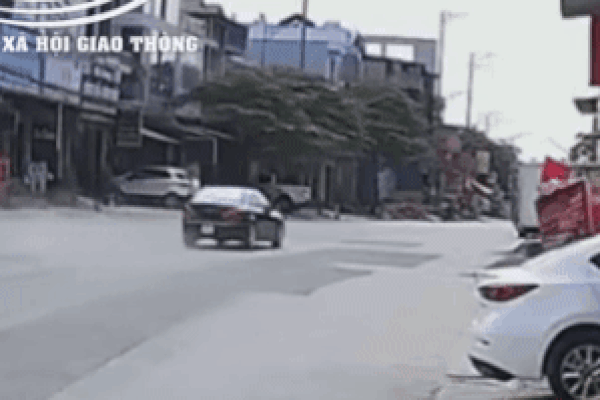 Kinh hoàng khoảnh khắc ô tô lao như tên bắn, tông văng cậu bé lên mái nhà, 2 bố con tử vong-1