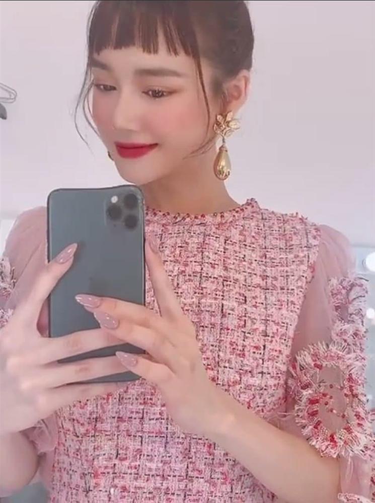 Nhã Phương khoe mặt tròn như trứng gà nhưng hóa ra dùng app méo cả điện thoại-1