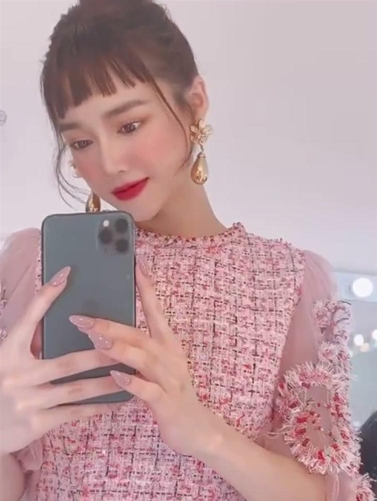 Nhã Phương khoe mặt tròn như trứng gà nhưng hóa ra dùng app méo cả điện thoại-2