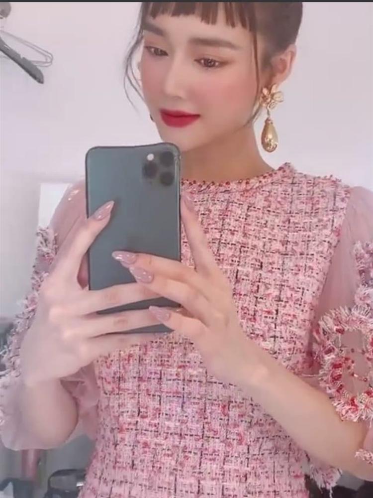 Nhã Phương khoe mặt tròn như trứng gà nhưng hóa ra dùng app méo cả điện thoại-3