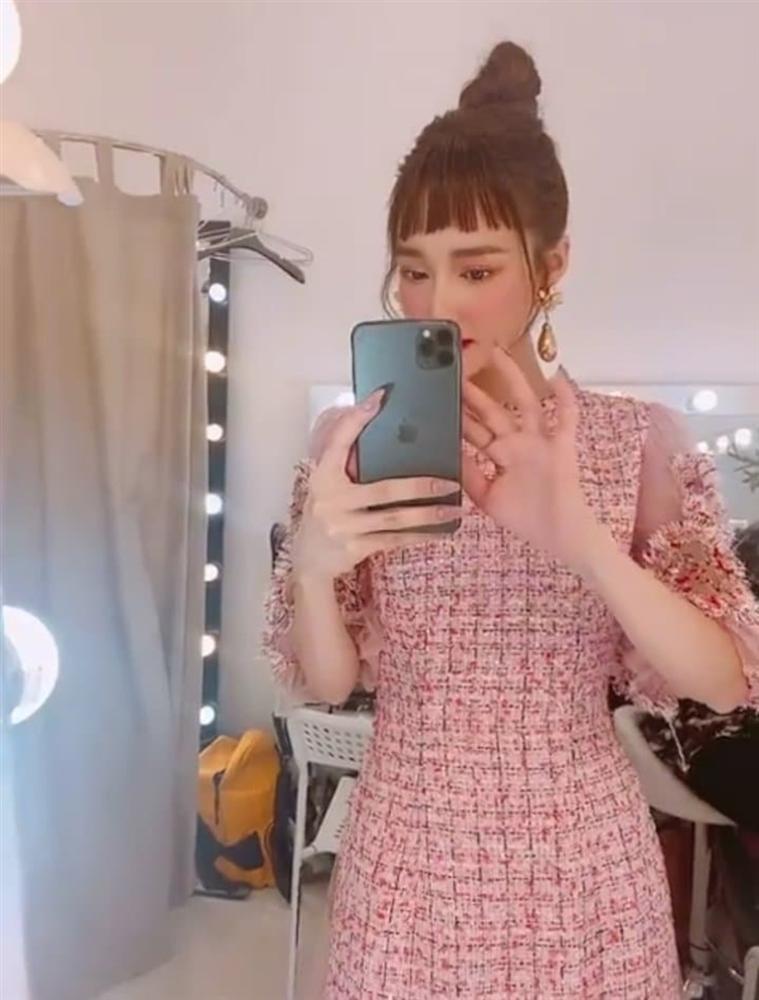 Nhã Phương khoe mặt tròn như trứng gà nhưng hóa ra dùng app méo cả điện thoại-5